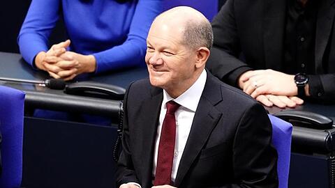 SPD-Politiker Olaf Scholz freut sich nach seiner Wahl zum Bundeskanzler.