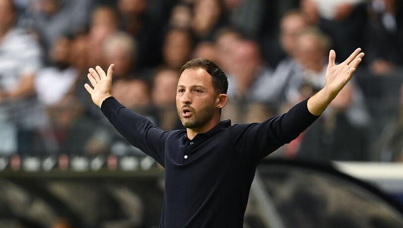 RB-Trainer Domenico Tedesco hat nach der Niederlage in Frankfurt Gesprächsbedarf mit seinen Spielern.