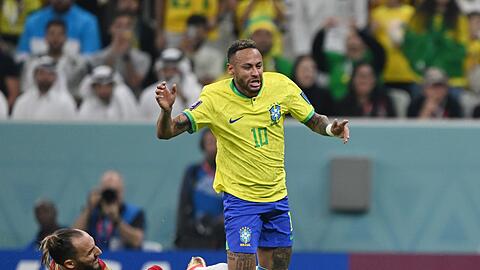 Brasiliens Neymar (r) wird vom Serben Nemanja Gudelj gefoult.