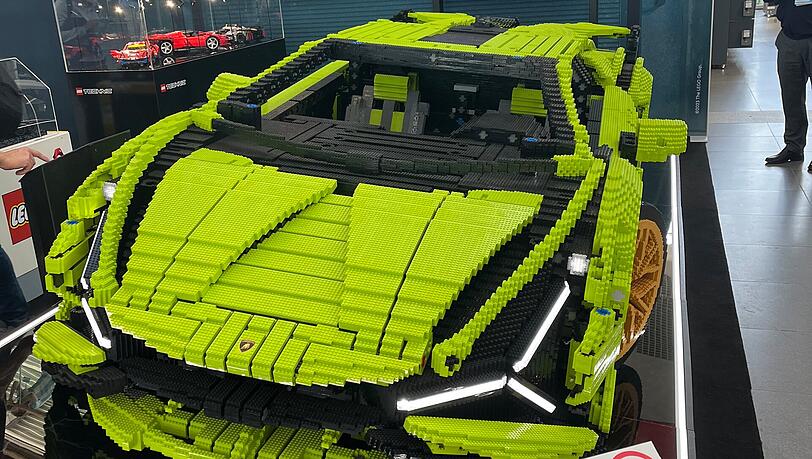 Als Teil der "Lego Technic"- Ausstellung begeistert der kleine Sportwagen die Besucher der Messe.