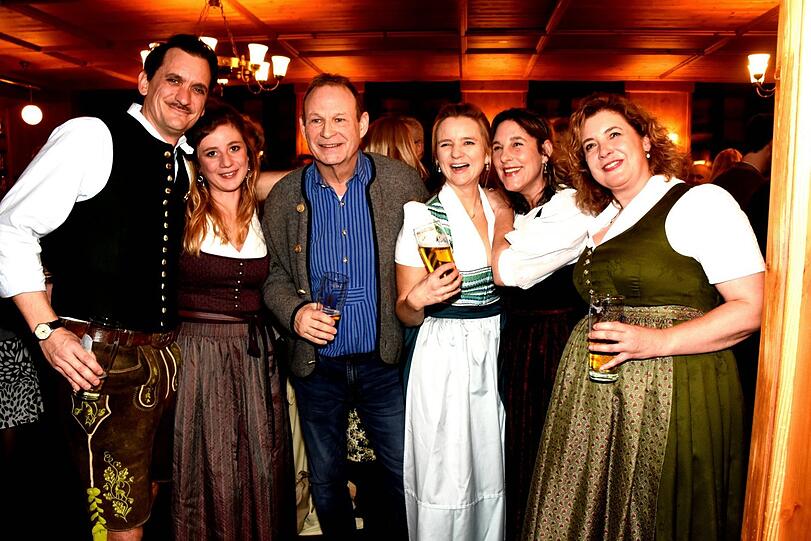 Die ganze Riege der &bdquo;Weiberwirtschaft&ldquo;: Regisseur und Autor Florian G&uuml;nther mit Schauspielerin Sophie Reiml und &bdquo;Inspektor&ldquo; Markus Neumeier sowie Iberl-Prinzipalin Raphaela Maier und den Schauspielerinnen Claudie Mabell und Daniela M&auml;rz.