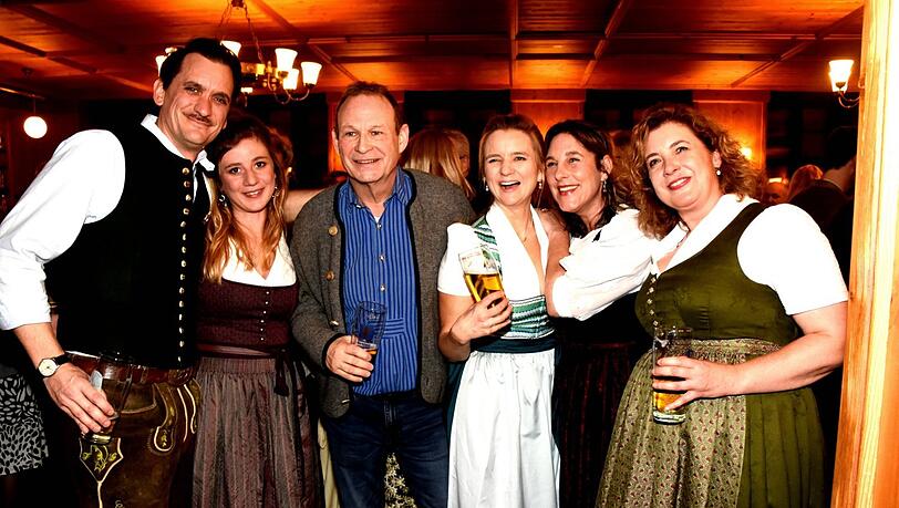 Die ganze Riege der &bdquo;Weiberwirtschaft&ldquo;: Regisseur und Autor Florian G&uuml;nther mit Schauspielerin Sophie Reiml und &bdquo;Inspektor&ldquo; Markus Neumeier sowie Iberl-Prinzipalin Raphaela Maier und den Schauspielerinnen Claudie Mabell und Daniela M&auml;rz.