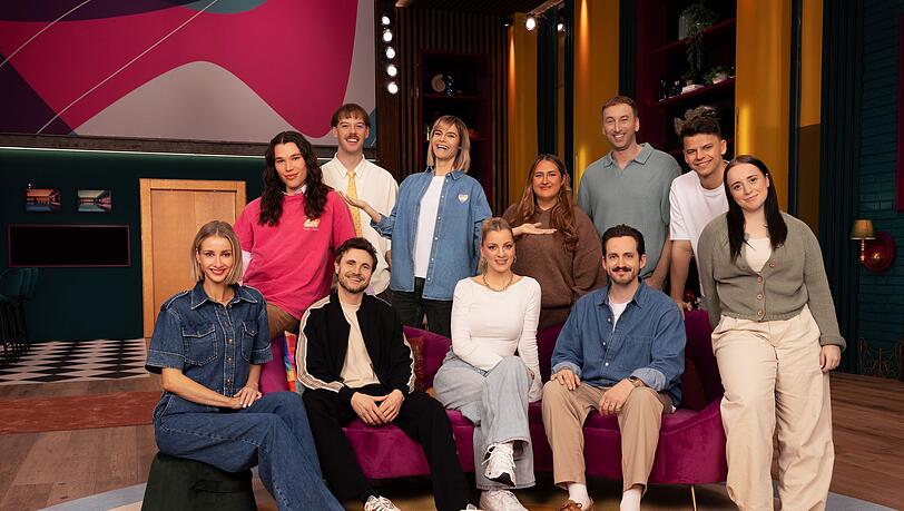 Können sie sich das Lachen verkneifen? Vorne von links: Alina Bock, Phil Laude, Laura Larsson, Marti Fischer und Maria Ziffy. Hinten: Helge Mark, Adrian Vogt alias Aditotoro, Host Hazel Brugger, Selfiesandra, Torge Oelrich aka Freshtorge und Paul "Paulomuc" Luca Fischer. Können sie sich das Lachen verkneifen? Vorne von links: Alina Bock, Phil Laude, Laura Larsson, Marti Fischer und Maria Ziffy. Hinten: Helge Mark, Adrian Vogt alias Aditotoro, Host Hazel Brugger, Selfiesandra, Torge Oelrich aka Freshtorge und Paul "Paulomuc" Luca Fischer.