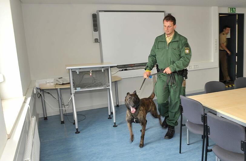 Tyson und sein Herrchen, Polizeihundeführer Andreas Frank: &bdquo;Tyson ist der geborene Spürhund, er findet auch meinen weggeworfenen Schlüsselbund sofort.