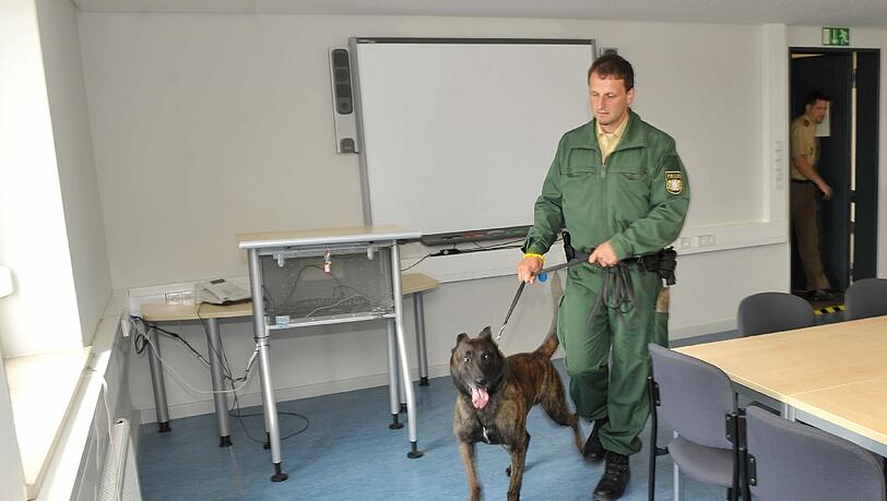 Tyson und sein Herrchen, Polizeihundeführer Andreas Frank: „Tyson ist der geborene Spürhund, er findet auch meinen weggeworfenen Schlüsselbund sofort. Tyson und sein Herrchen, Polizeihundeführer Andreas Frank: „Tyson ist der geborene Spürhund, er findet auch meinen weggeworfenen Schlüsselbund sofort.