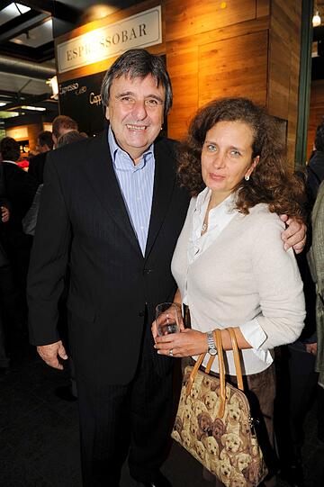 Der Münchner Gastronom Peter Pongratz mit seiner Frau Arabella - die beiden sind auch neugierig, wie die neue Schrannenhallle jetzt aussieht.