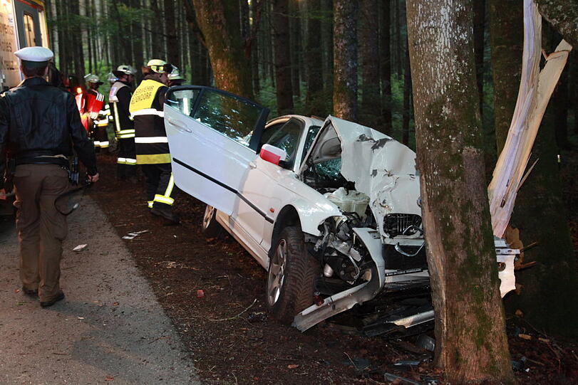 Bei einem schweren Verkehrsunfall sind am Sonntag vier Männer schwer verletzt worden. Die Unfallursache ist noch ungeklärt. Der Fahrer des BMW war von der Straße abgekommen und in eine Baumgruppe gerast - die Bilder des Unfalls.