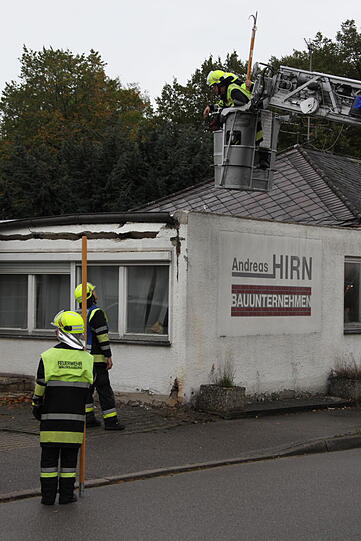 Das marode Hausdach sit in sich zusammengefallen. Bilder vom Feuerwehreinsatz.