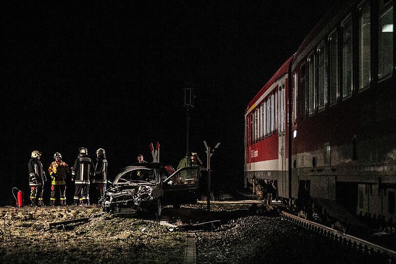 Das Auto der 18-Jährigen wurden beim Zusammenstoß total zerstört. Die junge Fahrerin überstand den Crash dennoch unversehrt. Die Bilder vom Unfall.