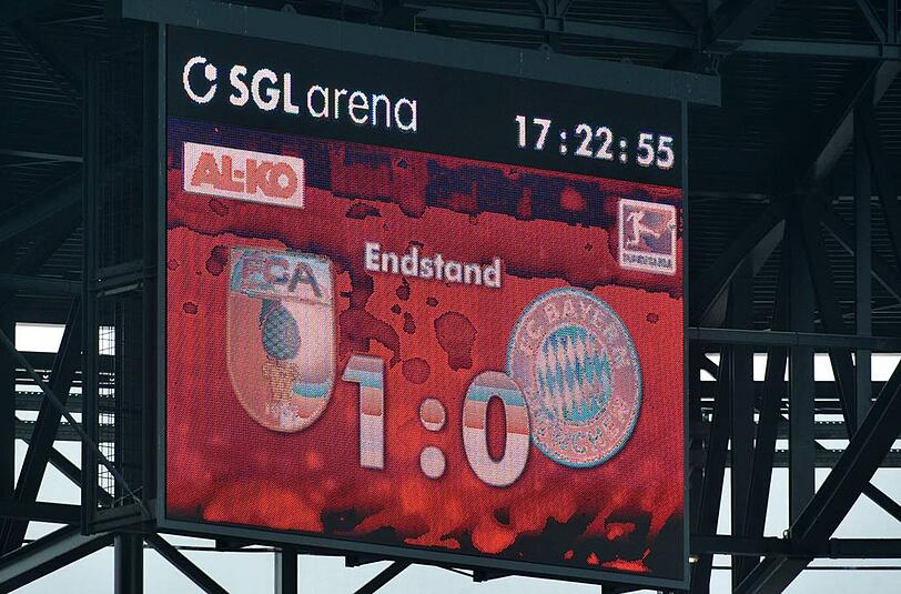 Fast so etwas wie ein Dokument der Zeitgeschichte: Die Anzeigetafel in Augsburg verkündet die 0:1-Niederlage des FC Bayern beim FCA.