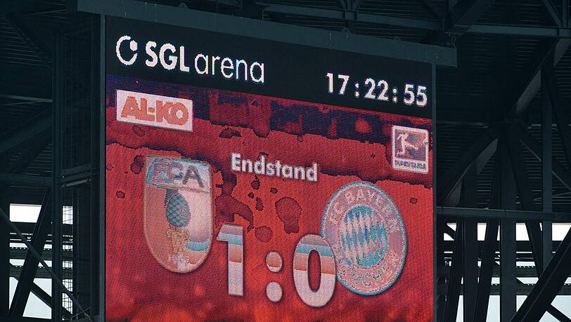 Fast so etwas wie ein Dokument der Zeitgeschichte: Die Anzeigetafel in Augsburg verkündet die 0:1-Niederlage des FC Bayern beim FCA. Fast so etwas wie ein Dokument der Zeitgeschichte: Die Anzeigetafel in Augsburg verkündet die 0:1-Niederlage des FC Bayern beim FCA.