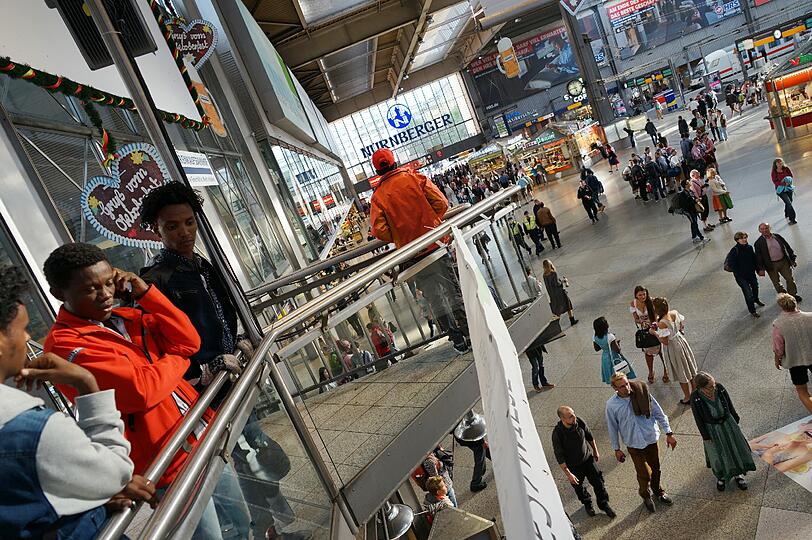 Flüchtlinge und Wiesn-Besucher treffen in München aufeinander, Bilder vom Hauptbahnhof am ersten Tag des Oktoberfests.