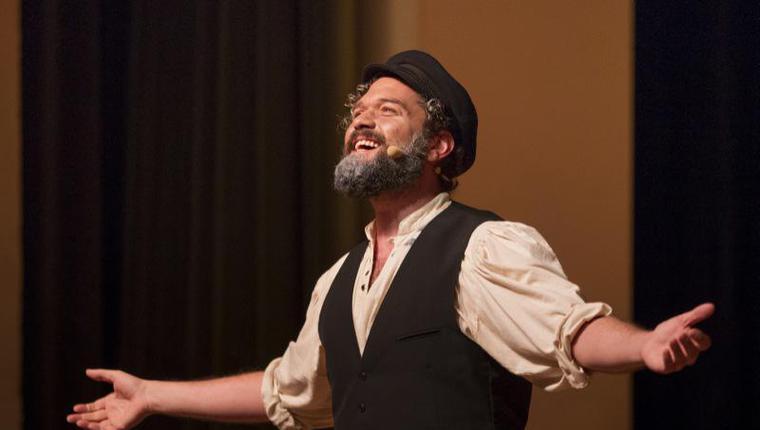 Nicht nur Schreiben, auch Singen kann das Münchner Multitalent. Wie hier, im Musical Anatevka. Nicht nur Schreiben, auch Singen kann das Münchner Multitalent. Wie hier, im Musical Anatevka.