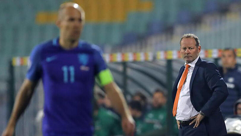 Danny Blind (r) wurde nach der 0:2-Niederlage gegen Bulgarien entlassen. Danny Blind (r) wurde nach der 0:2-Niederlage gegen Bulgarien entlassen.