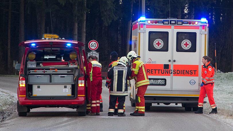 Der schwere Lkw schleuderte auf die Wiese ehe er umkippte und sich überschlug - die Bilder von der Unfallstelle.