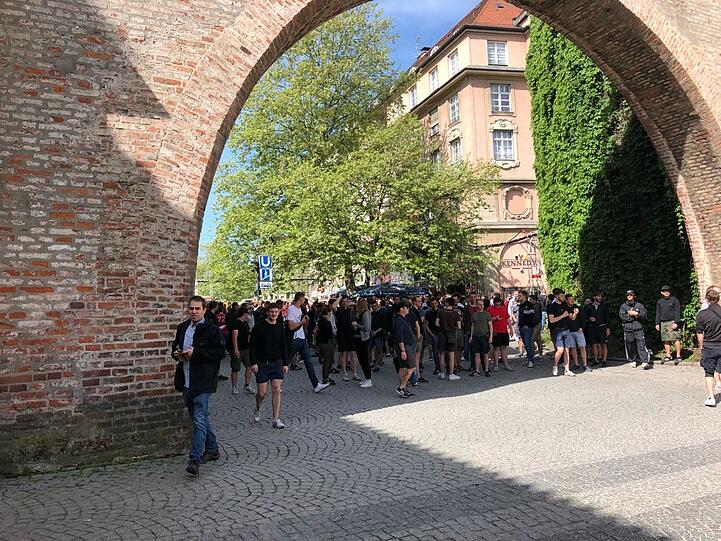 Sonntagvormittag, um kurz vor 11 Uhr: Die Lage am Sendlinger Tor, wo sich die Ultras des FC Bayern treffen.