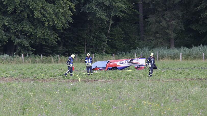 Aus noch unbekannter Ursache ist dieses Motorflugzeug abgestürzt.