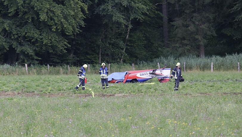 Aus noch unbekannter Ursache ist dieses Motorflugzeug abgestürzt. Aus noch unbekannter Ursache ist dieses Motorflugzeug abgestürzt.