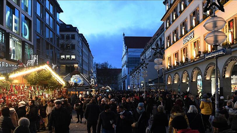 Die Kaufingerstraße am Samstag vor dem Dritten Advent: Mehr als 21.000 Passanten zählt man hier in Hochphasen.