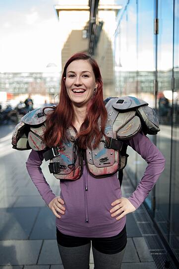 Anika (23) hat sich für 25 € eine Football-Schutzausrüstung gekauft. Wahrscheinlich für'n Fasching oder sonst mal.