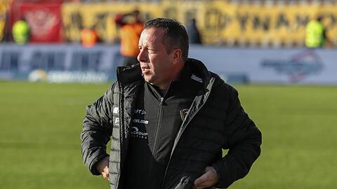 Dresdens neuer Trainer Markus Kauczinski geht über das Spielfeld. Foto: Friso Gentsch/dpa