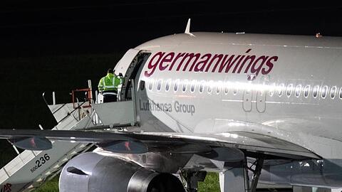 Ein Flughafenmitarbeiter schließt die Tür einer Maschine der Fluggesellschaft Germanwings. Foto: Marcel Kusch/dpa/Archivbild