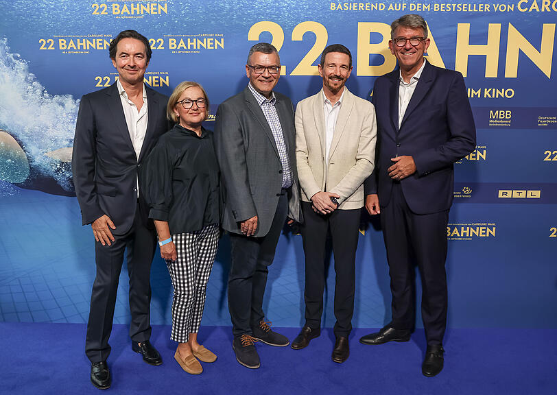 Martin Bachmann (Constantin-Film-Vorstand, v.l.), Dorothee Erpenstein (FFF Bayern), Staatsminister Florian Herrmann, Constantin-Vorstandsvorsitzender Oliver Berben und Kulturstaatsminister Wolfram Weimer bei der Filmpremiere von "22 BAHNEN" am Sonntag in München. Martin Bachmann (Constantin-Film-Vorstand, v.l.), Dorothee Erpenstein (FFF Bayern), Staatsminister Florian Herrmann, Constantin-Vorstandsvorsitzender Oliver Berben und Kulturstaatsminister Wolfram Weimer bei der Filmpremiere von "22 BAHNEN" am Sonntag in München.