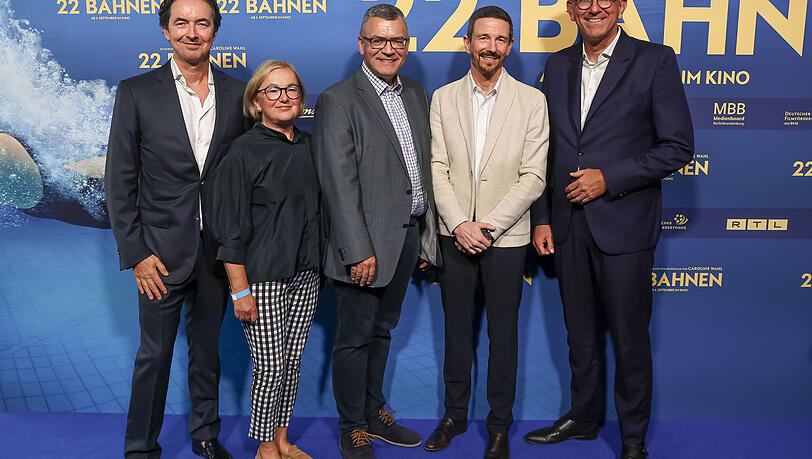 Martin Bachmann (Constantin-Film-Vorstand, v.l.), Dorothee Erpenstein (FFF Bayern), Staatsminister Florian Herrmann, Constantin-Vorstandsvorsitzender Oliver Berben und Kulturstaatsminister Wolfram Weimer bei der Filmpremiere von "22 BAHNEN" am Sonntag in München. Martin Bachmann (Constantin-Film-Vorstand, v.l.), Dorothee Erpenstein (FFF Bayern), Staatsminister Florian Herrmann, Constantin-Vorstandsvorsitzender Oliver Berben und Kulturstaatsminister Wolfram Weimer bei der Filmpremiere von "22 BAHNEN" am Sonntag in München.