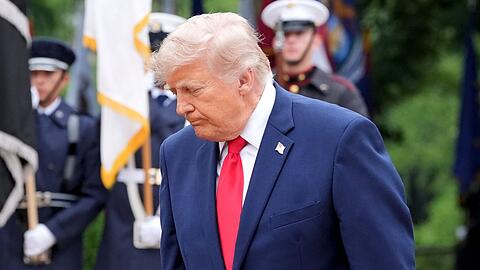Eine Lagebesprechung im Wei&szlig;en Haus endete Berichten zufolge ohne eine Entscheidung von Trump.