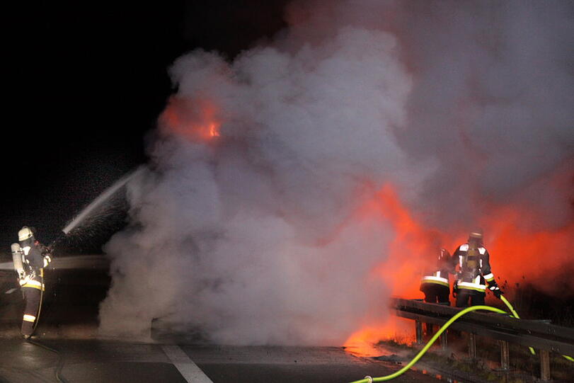 Auf der A94 steht ein Lkw in Flammen: Die Bilder vom Feuerwehreinsatz.