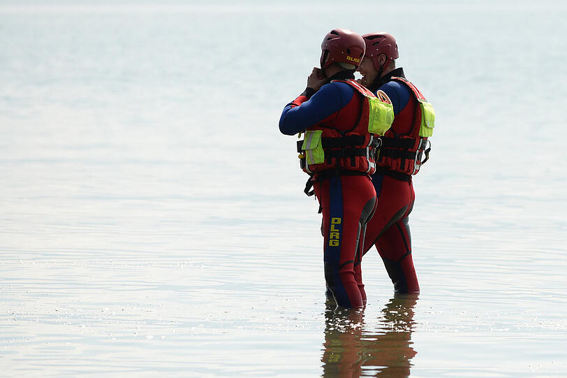 Per Rettungshubschrauber wurde die leblose Person aus dem Chiemsee gerettet. Die Hilfe kam jedoch leider zu spät.