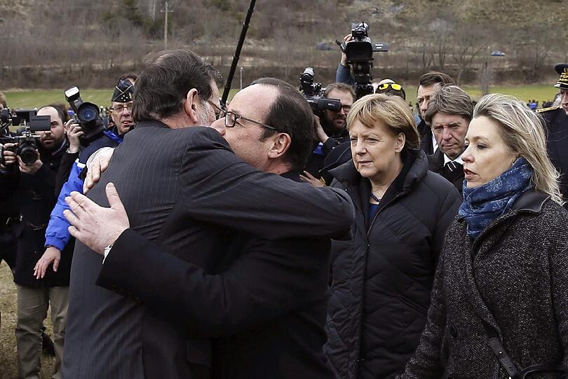 Angela Merkel, Francois Hollande, und Mariano Rajoy sind zum Unglücksort gereist, um sich ein Bild von der Situation zu machen. Sie werden von der Gendarmerie abgeschirmt.