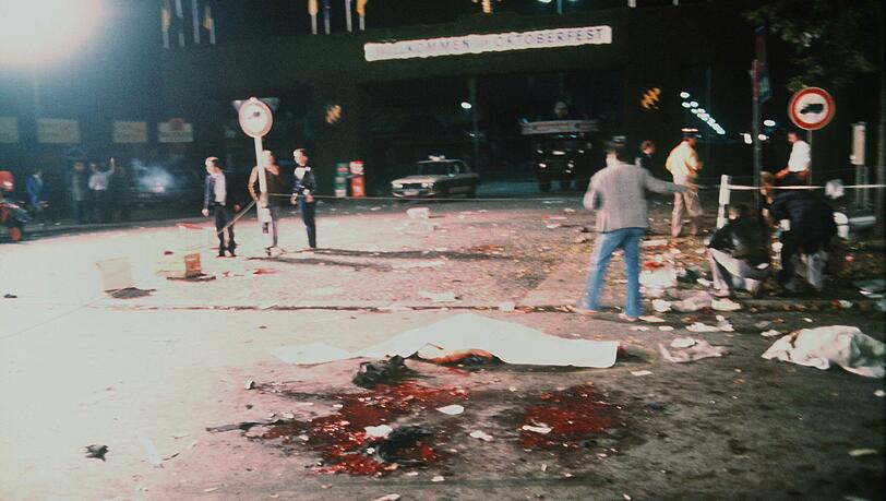 Am 26. September 1980 hatte eine Bombe am Haupteingang des Münchner Oktoberfests 13 Männer, Frauen und Kinder in den Tod gerissen Am 26. September 1980 hatte eine Bombe am Haupteingang des Münchner Oktoberfests 13 Männer, Frauen und Kinder in den Tod gerissen