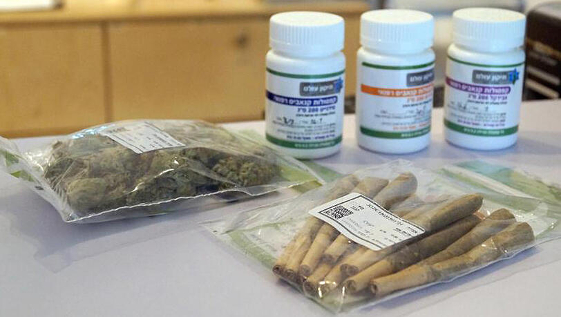 Cannabis als Medizin in verschiedenen Darreichungsformen - gesehen in einer Klinik in Tel Aviv. Cannabis als Medizin in verschiedenen Darreichungsformen - gesehen in einer Klinik in Tel Aviv.