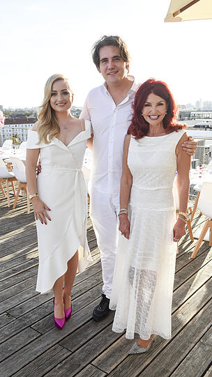 Grazia Stallone (Director Beauty Dr. Niedermaier Pharma) mit Verlobtem Alexander May und Dr. Cordula Niedermaier-May.