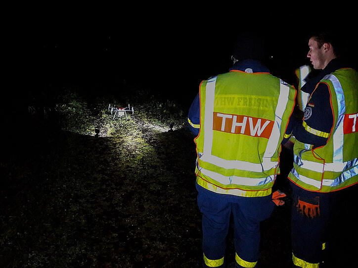 Das THW Freising sucht mit neunen Drohnen nach Vermissten in der Isar.