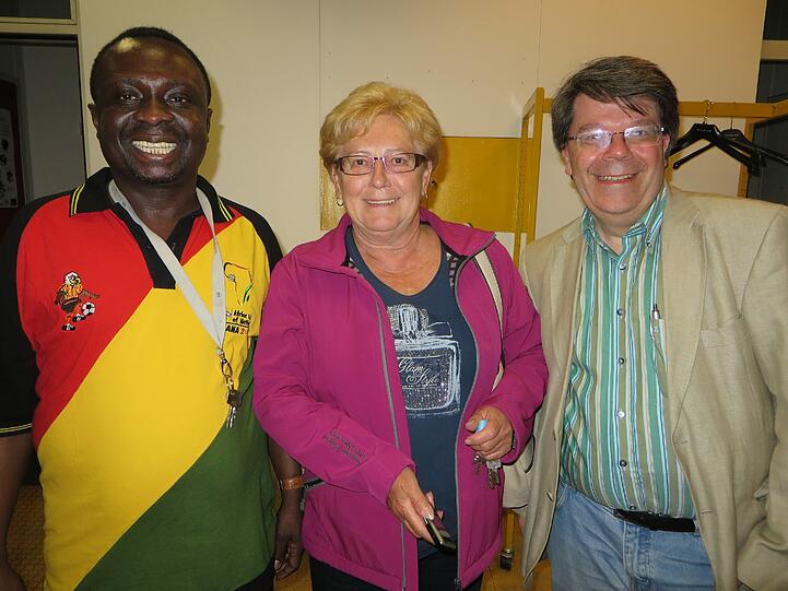 Kwasi Owusu-Ansah, Ingeborg Staudenmeyer und Wolfgang Schwirz sind begeistert nach dem ghanaischen Kultur- und Fußballfest im Kulturpavillon am Romanplatz.