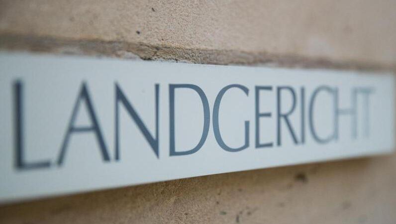 Ein Schild mit der Aufschrift "Landgericht" hängt am Landgericht in Ansbach. Foto: Daniel Karmann/dpa/Archivbild Ein Schild mit der Aufschrift "Landgericht" hängt am Landgericht in Ansbach. Foto: Daniel Karmann/dpa/Archivbild