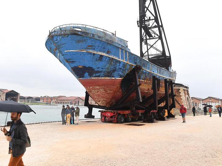 Das Wrack der Barca Nostra, das im Jahr 2015 mit mehreren hundert Migranten an Bord gesunkene Schiff, auf der Art Biennale Venedig.
