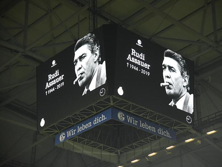 Nach dpa-Informationen plant der FC Schalke 04 eine Trauerfeier für Rudi Assauer in der Veltins-Arena.