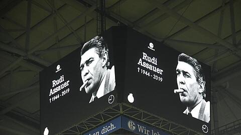 Nach dpa-Informationen plant der FC Schalke 04 eine Trauerfeier für Rudi Assauer in der Veltins-Arena.