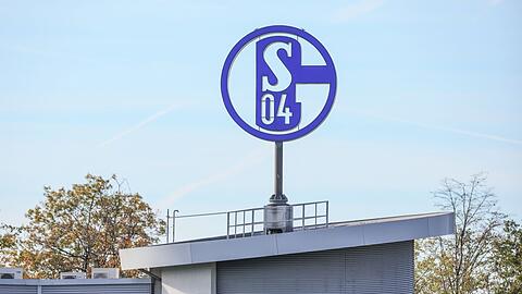 Das Logo des FC Schalke 04 dreht sich auf der Geschäftsstelle.