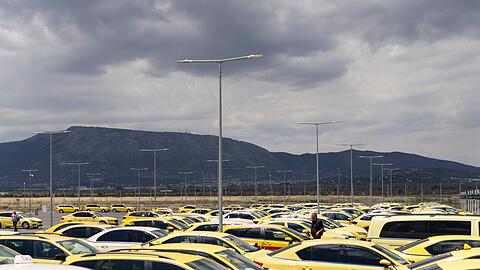 Selbst die Parkplätze am Flughafen besetzten die erbosten Taxifahrer.
