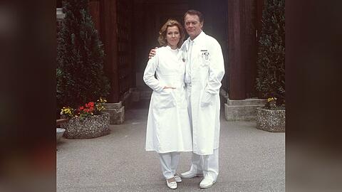 Gaby Dohm als Schwester Christa und Klausjürgen Wussow als Prof. Brinkmann in "Die Schwarzwaldklinik".