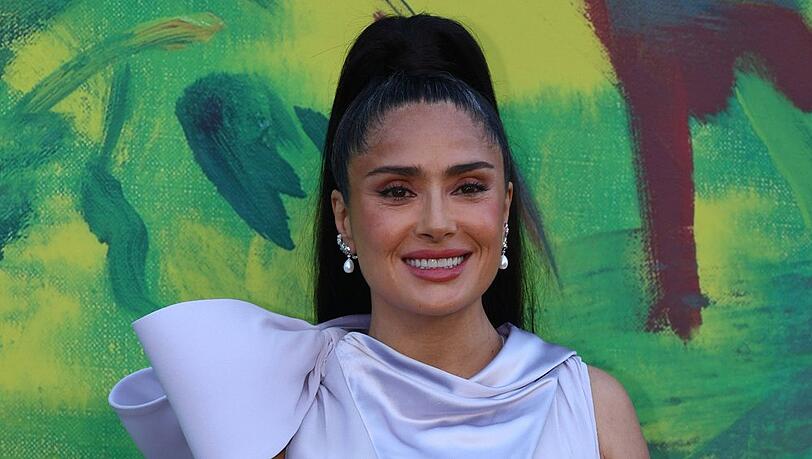 Salma Hayek hat ein neues Familienmitglied auf der Welt begrüßt. Salma Hayek hat ein neues Familienmitglied auf der Welt begrüßt.