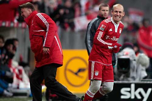 Haben gut lachen: Arjen Robben "besuchte" mal wieder seinen Trainer Louis van Gaal und feierte mit ihm das 3:0 gegen Mainz, der Coach humpelte von dannen.