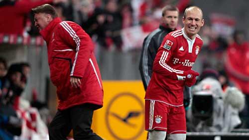 Haben gut lachen: Arjen Robben "besuchte" mal wieder seinen Trainer Louis van Gaal und feierte mit ihm das 3:0 gegen Mainz, der Coach humpelte von dannen. Haben gut lachen: Arjen Robben "besuchte" mal wieder seinen Trainer Louis van Gaal und feierte mit ihm das 3:0 gegen Mainz, der Coach humpelte von dannen.