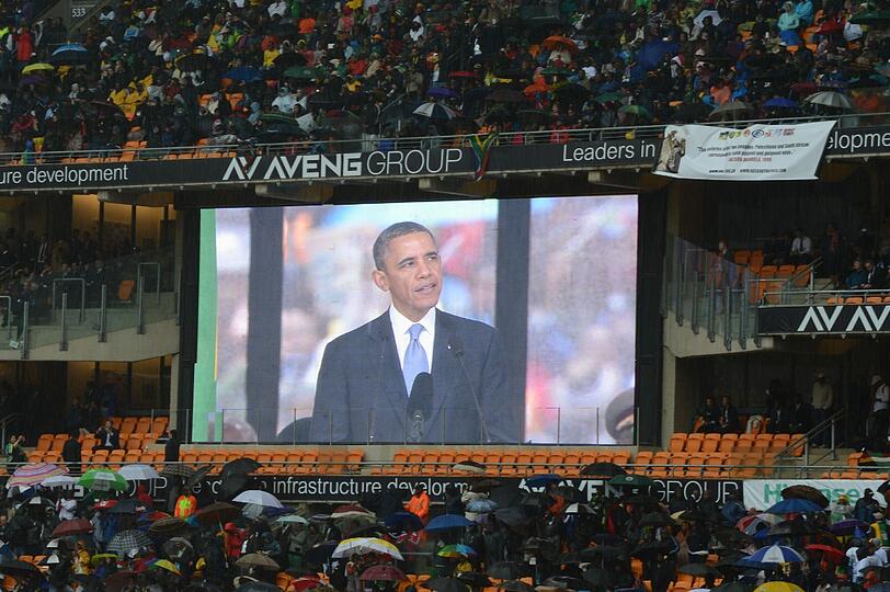 Trotz strömendem Regen sind zahlreiche Politiker nach Johannesburg ins Stadion gekmomen, um von Nelson Mandela Abschied zu nehmen.