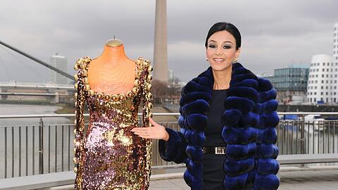 Verona Pooth mit ihrem Schoko-Kleid (von Designerin Ruth Heinen), in dem sie bei der Schoko & Fashion Show von Hermann Bühlbecker moderieren wird.