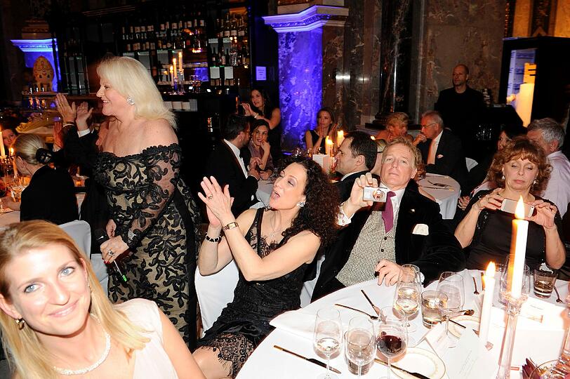 Marika Lichter singend, Barbara Wussow und Schauspieler Albert Fortell
